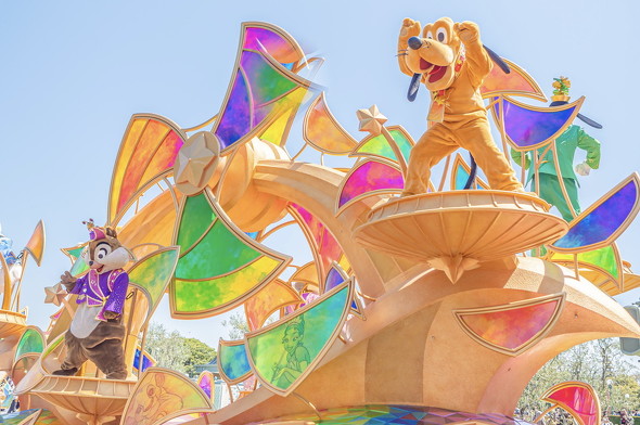 カラフルなフロートとキャラクターの画像