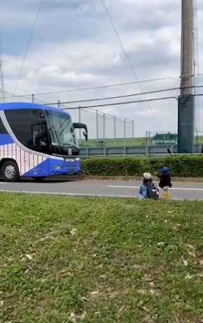 バスに向かって手を振るみのりさん親子の画像