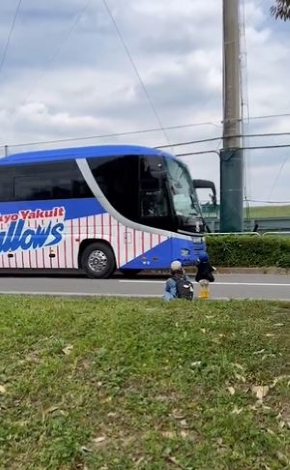 親子の前に来るとゆっくり走ってくれたバスの画像