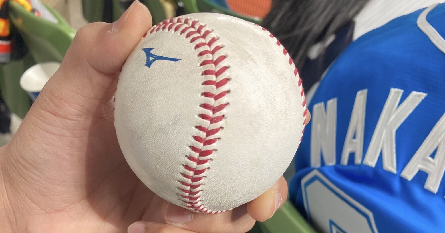 ロッテ・池田選手のホームランボールを取った男性が、野球少年に譲っ