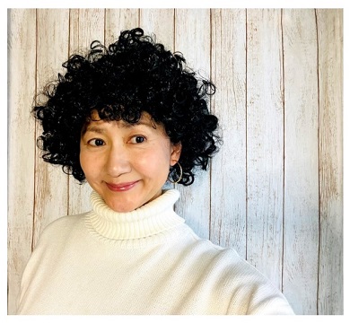 アフロヘアのウィッグ姿の古村比呂
