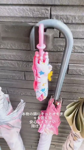 「本物の隣にそっとオモチャを置く孫」