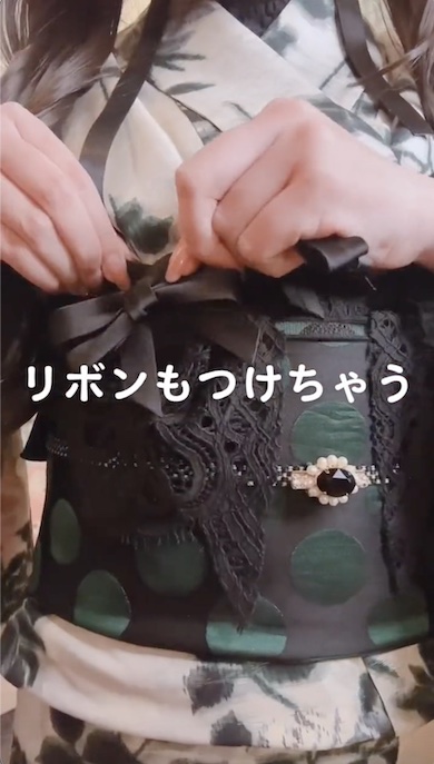 帯にリボンをつけている写真