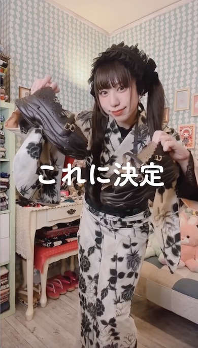 黒い靴を持っている女性の写真