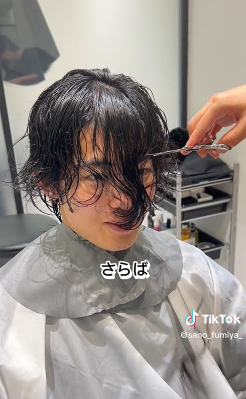 こちらがビフォー。伸びた前髪をバッサリ！