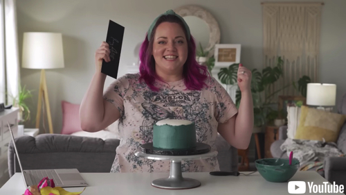 AIがデザインした通りケーキを作る