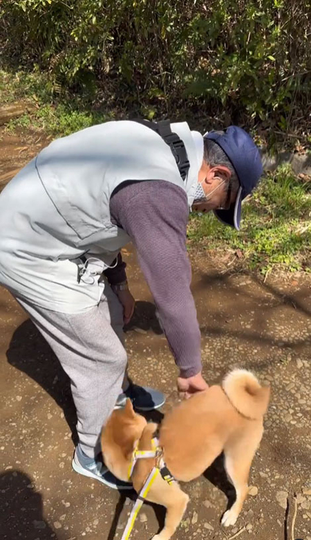 マメちゃんをなでるおじさん