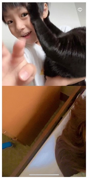 テレビ電話で話す川崎希と長男