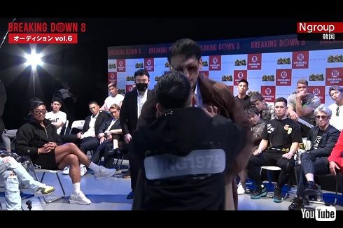 瓜田純士を突き飛ばすキム・アムゲ