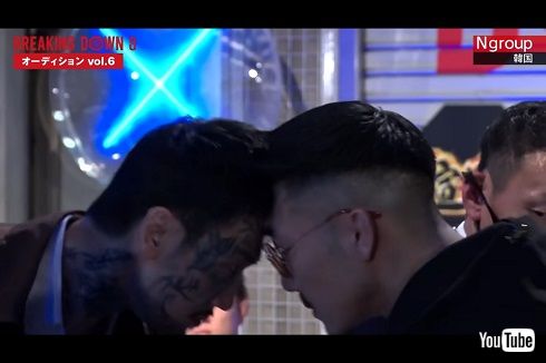 瓜田純士を突き飛ばすキム・アムゲ