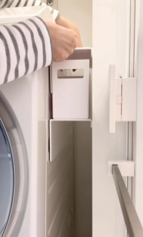 間にダイソーの「収納ケース」（110円）を置くだけで引き出しが完成！