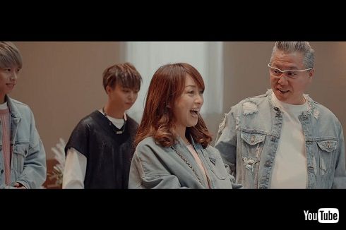 サプライズに驚く渡辺美奈代と矢島昌樹