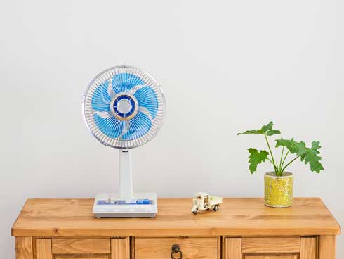 昔懐かしい“昭和レトロな扇風機”が発売 高さ約41センチのミニ