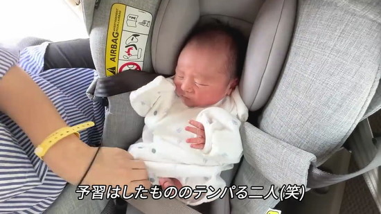 車に乗る赤ちゃん