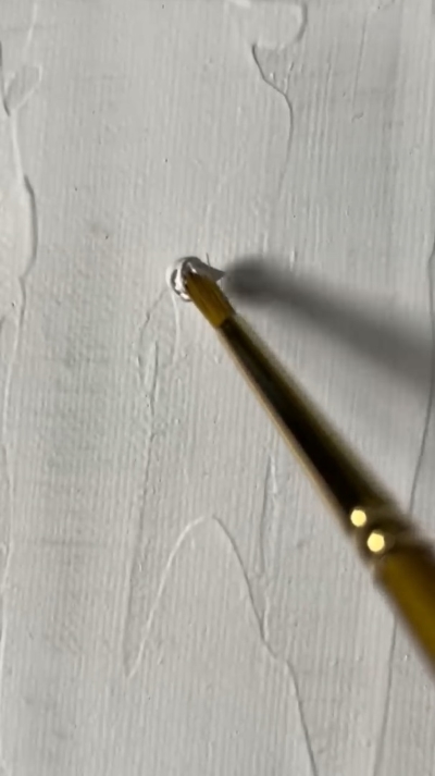 白の絵の具だけで絵を描く