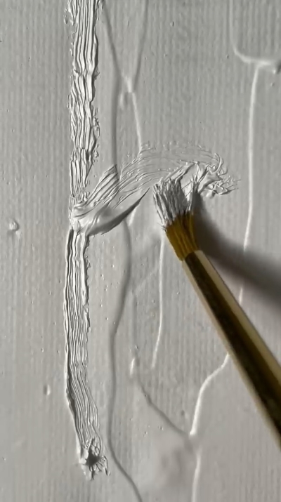 白の絵の具だけで絵を描く