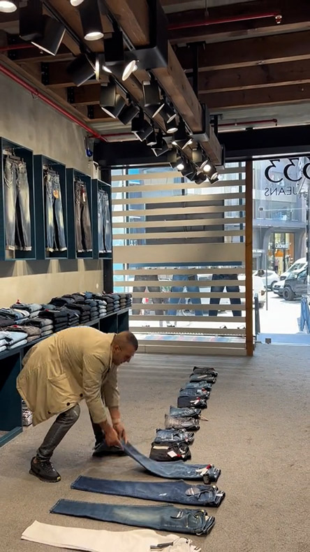 ジーンズたたみの名人・ジーンズをつかんだところ