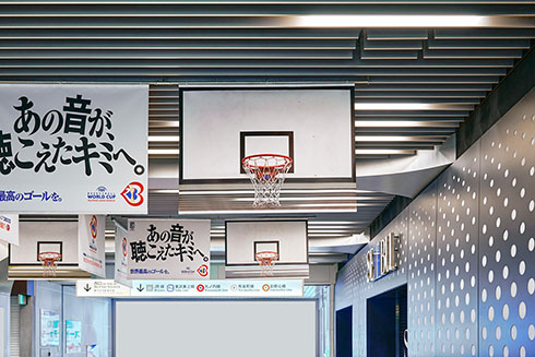 池袋駅のバスケの広告2