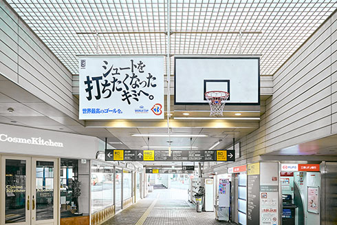 代官山駅のバスケの広告