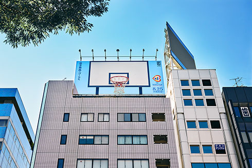 表参道交差点のバスケの広告1