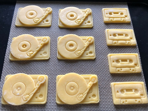 レコードとカセットの形のクッキー
