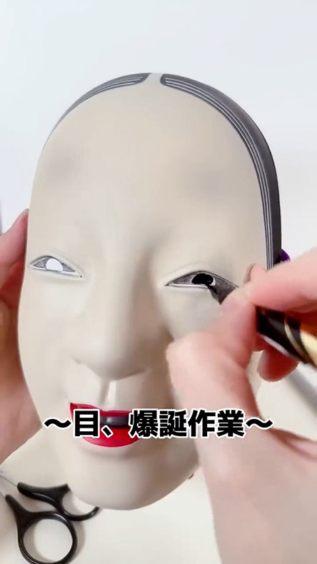 能面の目を描いているところ