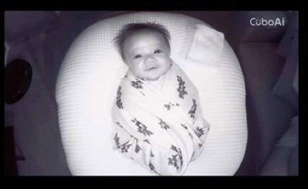 笑顔を浮かべながら話し続ける画像