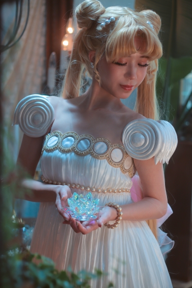 程よい透け感と光沢のドレスは