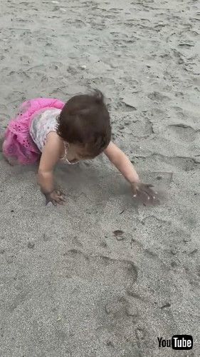 「Girl Gets Face Full of Sand at the Beach || ViralHog」