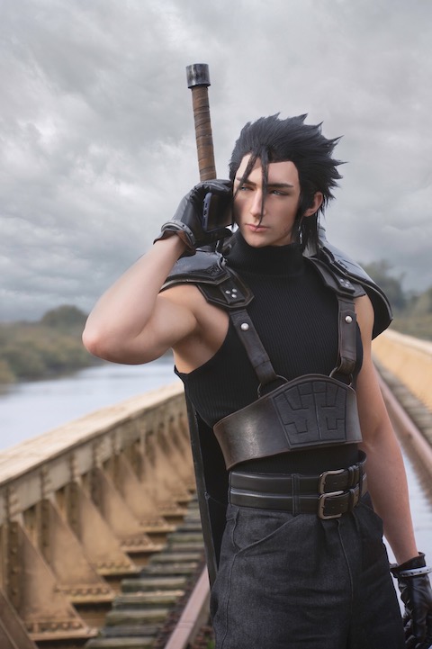 バスターソードを背に佇む姿がステキ 「FF7」ザックスに扮した