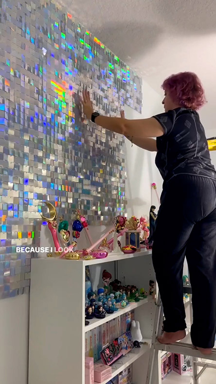 セーラームーンコレクションルームにキラキラ壁を貼るところ