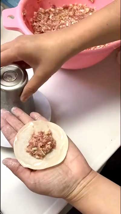 餃子 手作り 皮に水をつける コップ アイデア