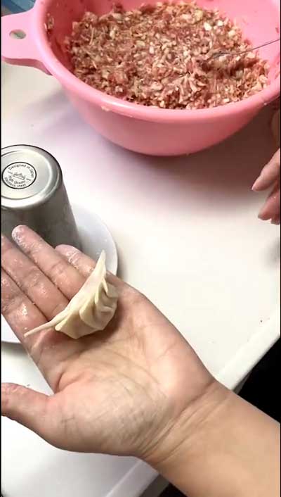 餃子 手作り 皮に水をつける コップ アイデア