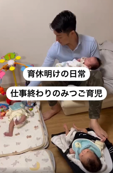 三つ子の赤ちゃんを1人で器用にあやすパパ