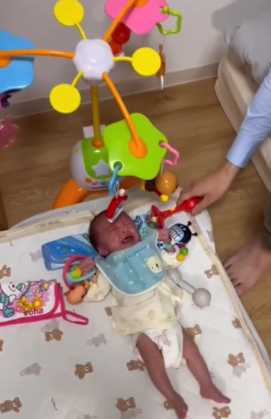 三つ子の赤ちゃんを1人で器用にあやすパパ