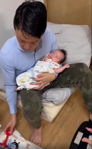 三つ子の赤ちゃんを1人で器用にあやすパパ