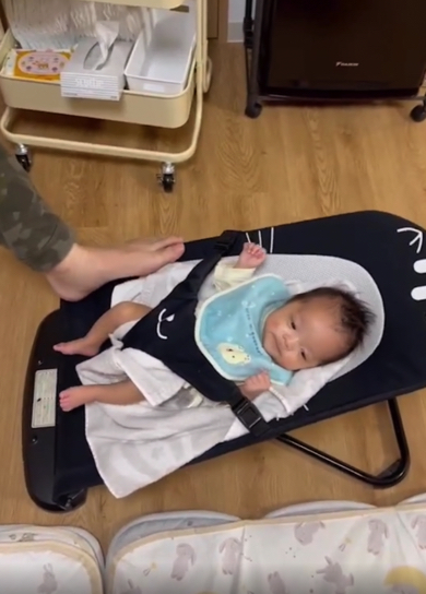 三つ子の赤ちゃんを1人で器用にあやすパパ