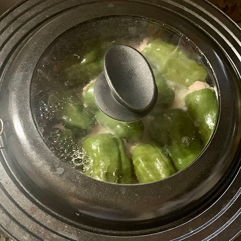 蓋をして蒸し焼きする