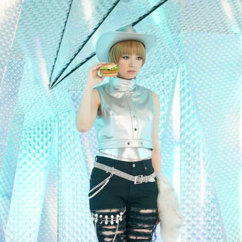 マクドナルドの「平成バーガー」復活CMに出演する池田エライザ