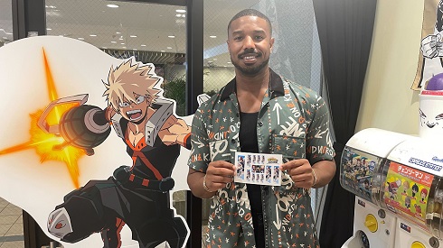 轟焦凍ステッカーを手に爆豪勝己パネルとの2ショットを撮影したマイケル・B・ジョーダン