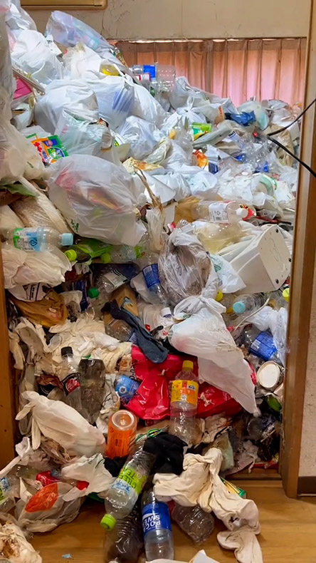 ごみ屋敷をドアから見たところ・片付けオンライン