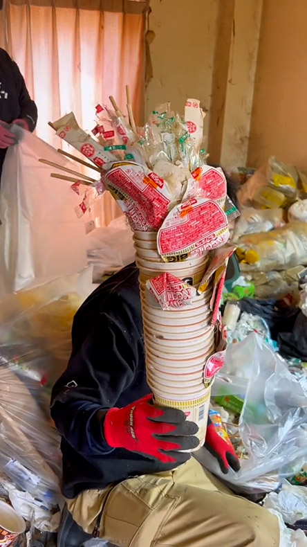 積み重ねられたカップラーメンの容器・片付けオンライン