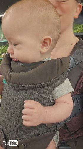 落ち着いている赤ちゃん