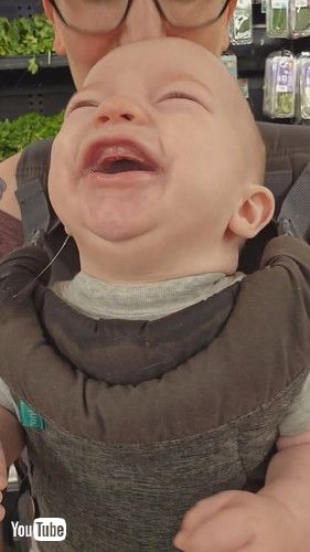 のけぞって笑う赤ちゃん