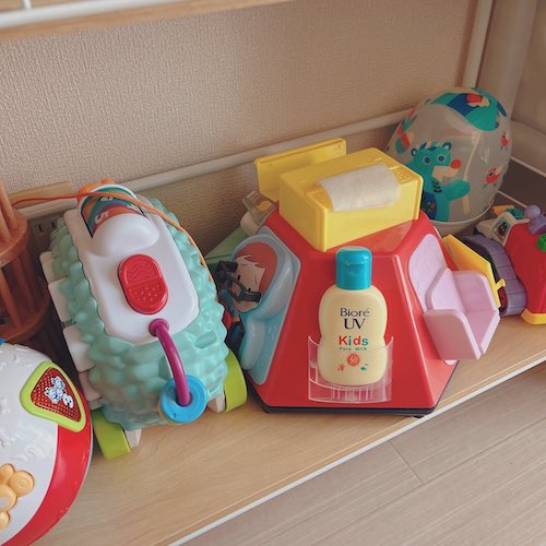 おもちゃの中に日焼け止めが紛れている写真