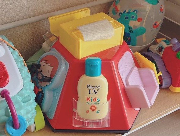 おもちゃの中に日焼け止めが紛れている写真