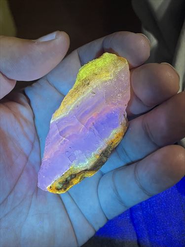 新鉱物「北海道石」が北海道で発見 紫外線で美しく蛍光する希少