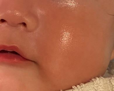 赤ちゃんのツヤ玉ほっぺは最高