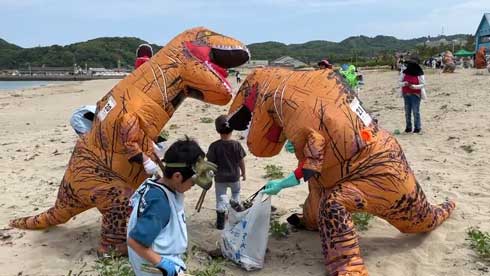 島根 海ごみゼロウィーク ティラノサウルス 恐竜 人間 ごみ拾い バトル 勝負