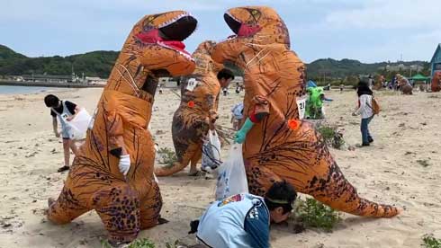 島根 海ごみゼロウィーク ティラノサウルス 恐竜 人間 ごみ拾い バトル 勝負